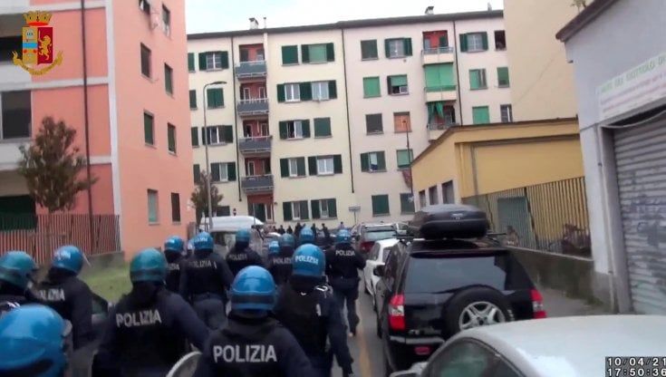 Guerriglia a San Siro per il video di Neima Ezza, perquisiti 14 ragazzi. Indagato Baby Gang. Il questore: "Non criminalizzare ambiente musicale"
