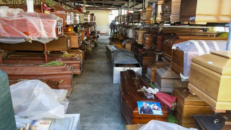 Cimitero, l’assessore  paga per ridurre il numero di bare in deposito