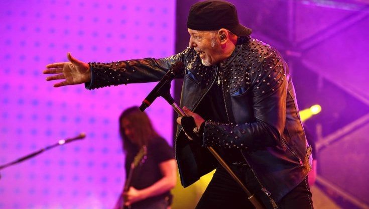 Vasco Rossi, il tour al via: un abbraccio lungo una notte. "Siamo vivi e sani"