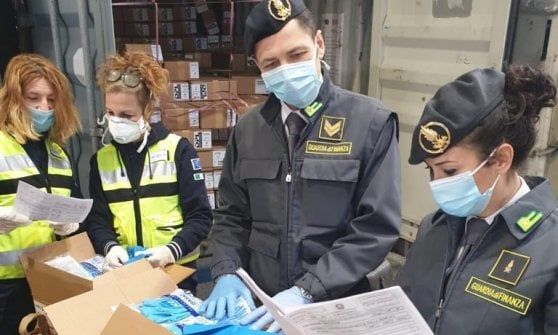 Genova, la finanza requisisce 190mila guanti in lattice: consegnati al San Martino