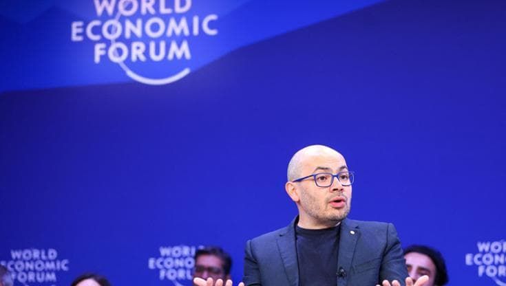 Davos, l’IA fa paura: “Uno tsunami sta colpendo il mondo del lavoro”