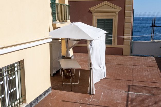 Genova, le confessioni nel gazebo con vista a mare