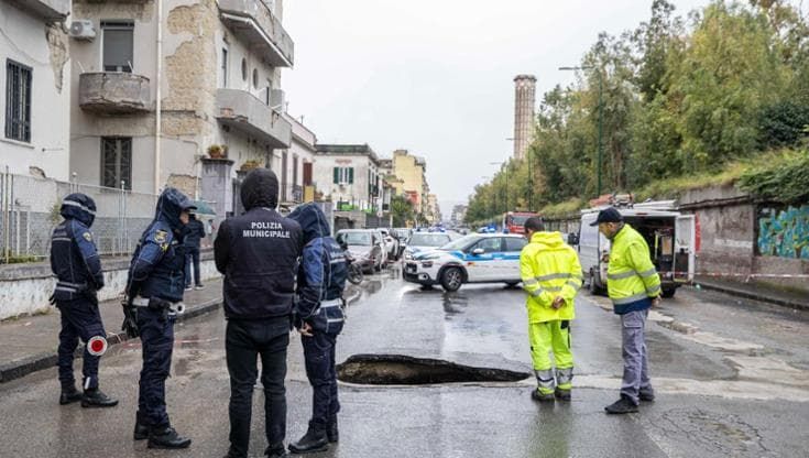 Napoli, voragine a Bagnoli: a breve la riapertura