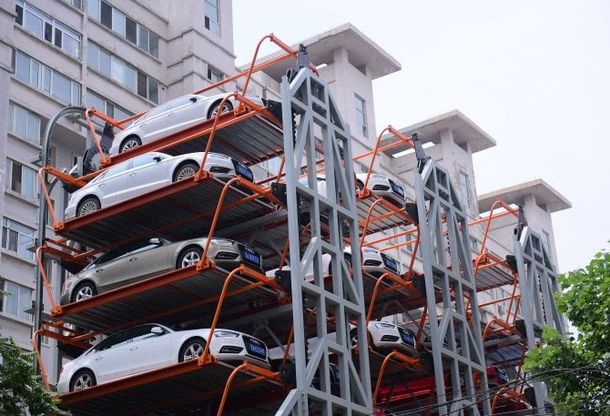 Cina, in mezzo ai palazzi spunta il parcheggio verticale