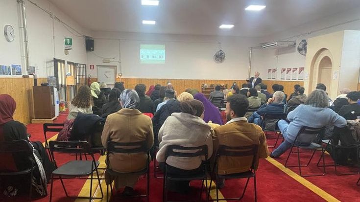 Open day in moschea: “Sono nostri vicini di casa, ma qui è la prima volta che entriamo”