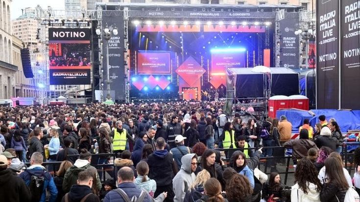 Amici, mamme e fan per il concertone pop in piazza Duomo: “È la festa della musica”