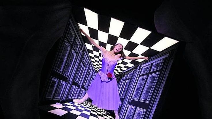 Alice tra sogno e ironia: a passo di danza nel paese delle meraviglie