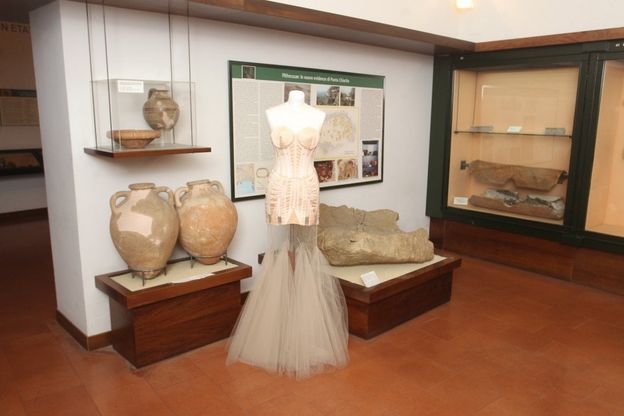Ischia, i costumi di Gaultier tra le teche di Villa Arbusto