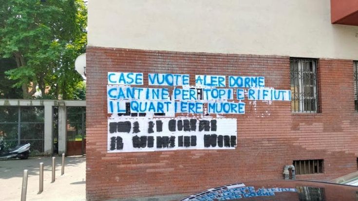 Case popolari, la battaglia dei cartelli nei palazzi Aler di Calvairate: “C’è chi vuole il degrado”