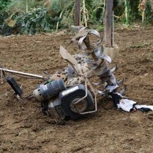 Calvizzano: muore incastrato sotto la motozappa
