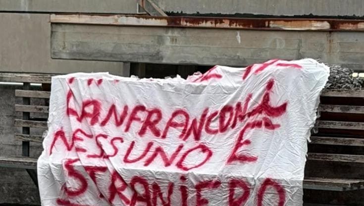 Lanfranconi, strappato striscione “Nessuno è straniero”. Gli studenti lo rifanno: “Ci crediamo”