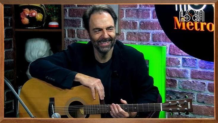 Neri Marcorè, chitarra risate e racconti: "Io timido come il mio Zamora, ma sognavo il tennis"