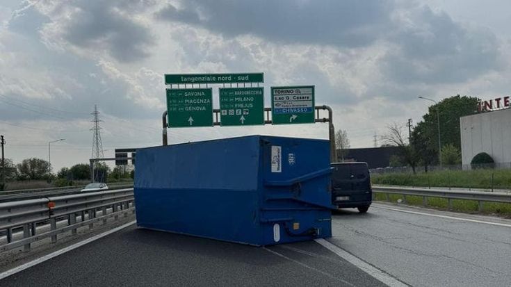 Tir perde il container dal rimorchio in tangenziale