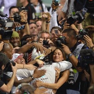 Hamilton, atto d'amore per Mercedes: "Con loro futuro radioso"
