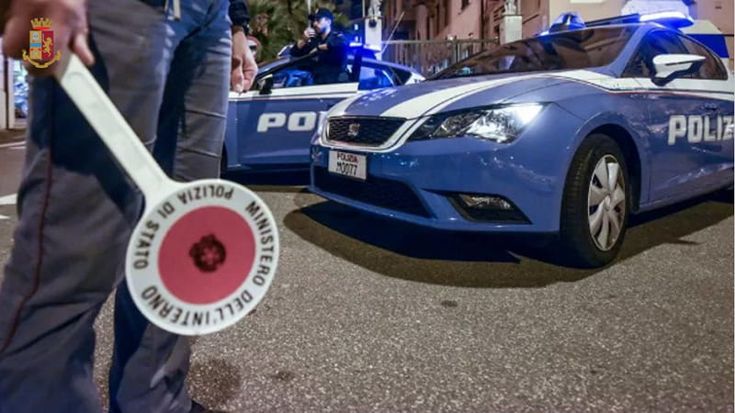 Paura sulla statale 16 a Brindisi: ultrà del Lecce a viso coperto lanciano bombe carta nella stazione di servizio, nessun ferito