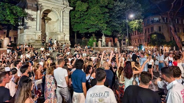 Risse, alcol e droga: le folli notti di Trastevere. I residenti: “C’è chi gira con le mazze chiodate”