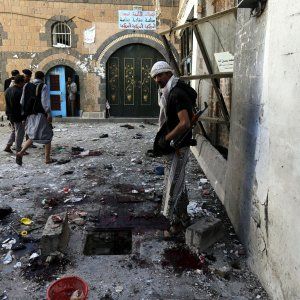 Yemen, due kamikaze nella moschea: almeno 25 morti