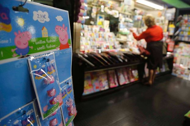 Milano, scassina l'edicola per le figurine di Peppa Pig