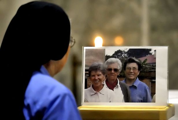 Il rosario per le tre suore uccise