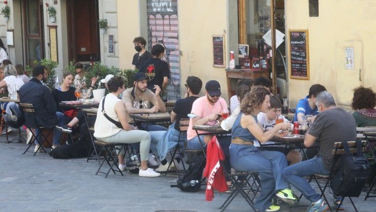 Firenze, se il tavolino è solidale allora anche la ztl notturna lo è