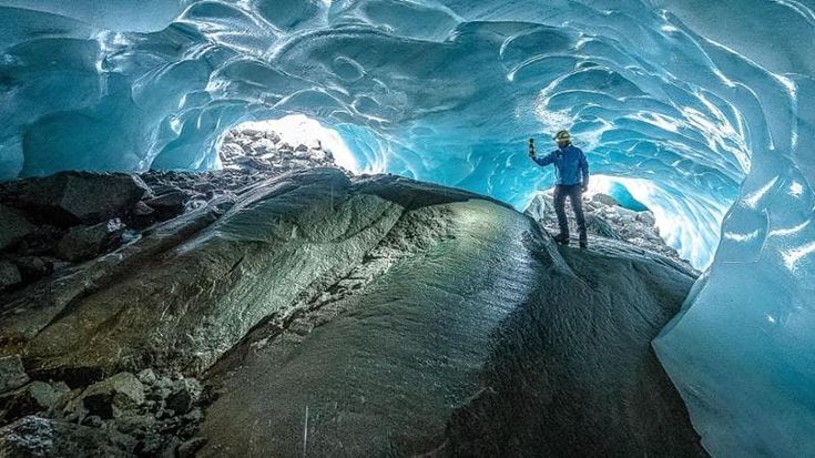 Addio alle cattedrali di ghiaccio: l’ultima meraviglia cancellata dal caldo. Il fenomeno sul versante svizzero del Monte Rosa