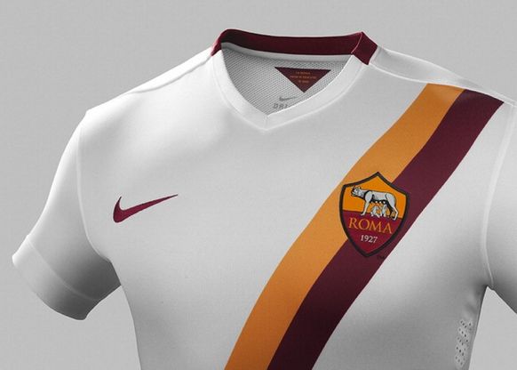 Roma, presentata la maglia da trasferta