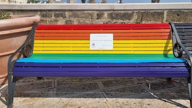 A Bari vecchia la panchina dell'amore è arcobaleno per dire no all'omotransfobia: "Il cuore è libero"