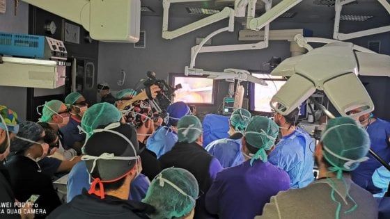 Per la prima volta al mondo chirurgo opera l'addome con l’esoscopio 3D