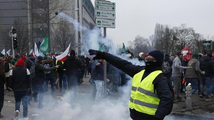No al Mercosur e più risorse per la Pac: la protesta degli agricoltori davanti al Parlamento Europeo