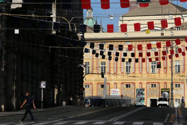 Genova colorata di rossoblù per il compleanno del Genoa