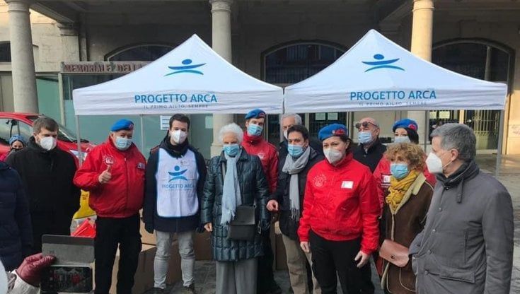 Raccolta di cibo e indumenti per i senzatetto, in piazza anche Liliana Segre