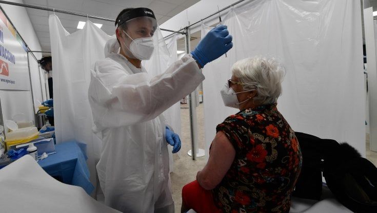 Terza dose, in Puglia pronti 74 hub ma le Asl ne cercano altri. A giorni il via in 700 farmacie