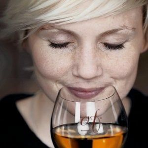 La grappa conquista sempre più donne: preferenza per i distillati aromatizzati