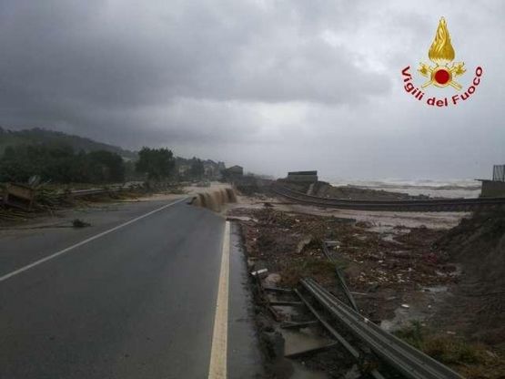 Maltempo in Calabria, danni alla statale Jonica e alla ferrovia