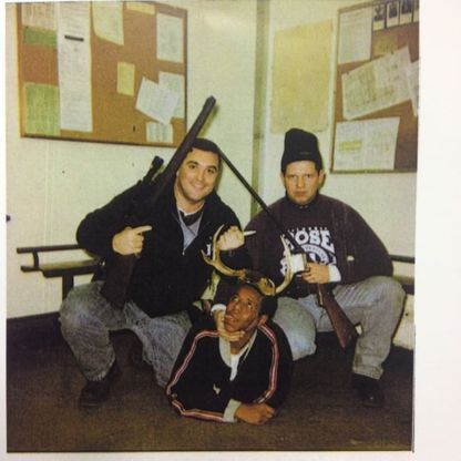 Usa, spunta foto shock di ex poliziotti: in posa come cacciatori con l'afroamericano
