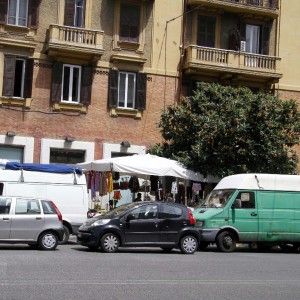 Abusivismo, rifiuti e degrado. Un rione senza regole