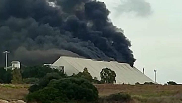Ex Ilva, incendio al nastro trasportatori: nessun ferito ma il fumo nero spaventa Taranto
