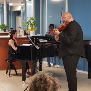 Musica in corsia: ecco come le note aiutano il paziente oncologico