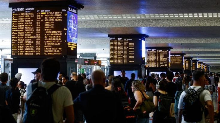 Sciopero treni, oggi lo stop dalle 21. Quali sono le fasce garantite e come chiedere i rimborsi