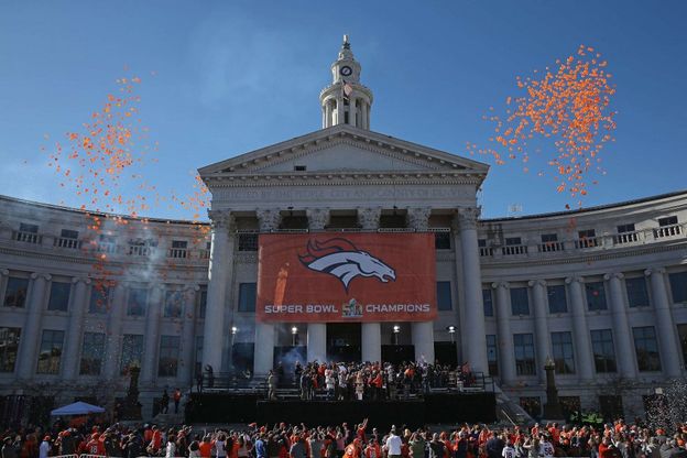 Denver si tinge di arancione: un milione di fan per salutare i campioni della Nfl 