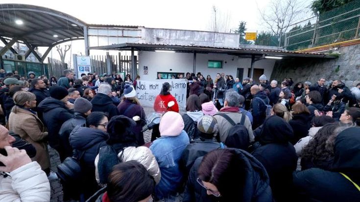 Notte di protesta all’ex base Nato di Napoli, la Regione: qui un ricovero fisso
