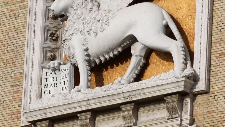 Del Vecchio e Caltagirone: mani su Trieste, rotta su Parigi