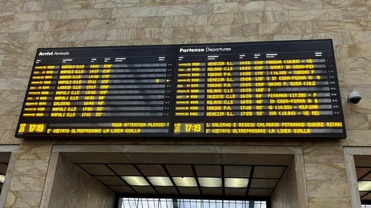 E’ morto l’uomo investito dal treno alla stazione Santa Maria Novella, ipotesi suicidio. Stop ai treni per più di un’ora, disagi e ritardi