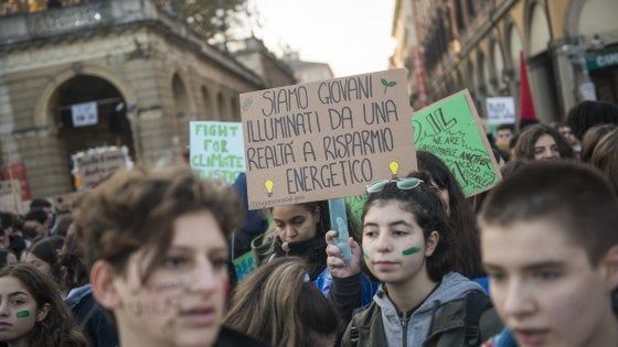 "E' il nostro Block Friday": a Bologna sciopero e corteo per il clima. Traffico in tilt
