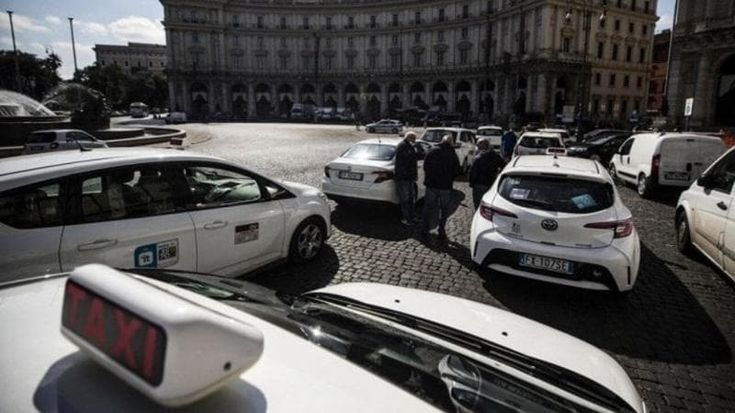 Taxi, punti di forza e fragilità della riforma Meloni sulle nuove licenze. Ecco che cosa cambia per i cittadini