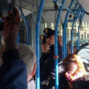 Operazione sicurezza sugli autobus, agenti sui mezzi contro raid e borseggi