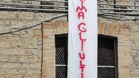 Potenza, striscione "Prima gli ultimi" alla sede Cestrim di don Cozzi