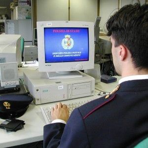 Roma, la doppia vita del bancario: adescate in chat e violentate. Ma niente cella