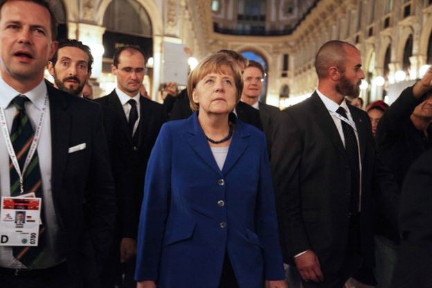 Milano, la passeggiata di Angela Merkel in Galleria