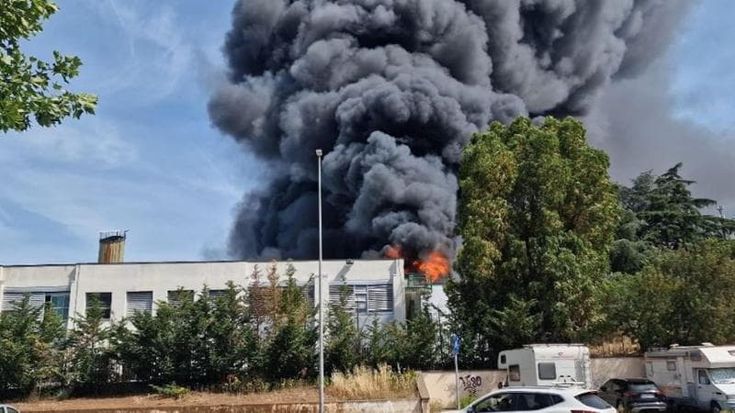 Viterbo, incendio all’università della Tuscia: crolla parte del tetto di Agraria, nube nera su città